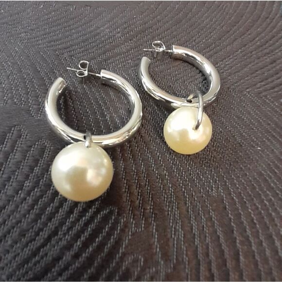 NWOT Zara Silvertone and Faux Pearl Hoop Earrings - Picture 5 of 10